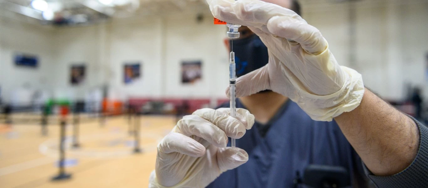 Όταν η τρέλα δεν πάει στα βουνά: Αυστραλός εθισμένος στα εμβόλια έκανε τέσσερις δόσεις AstraZeneca και Pfizer!